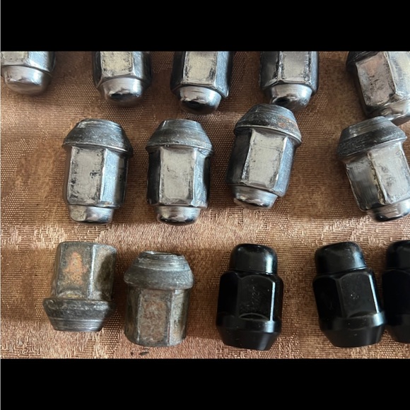 24 Lug nuts - Picture 7 of 13